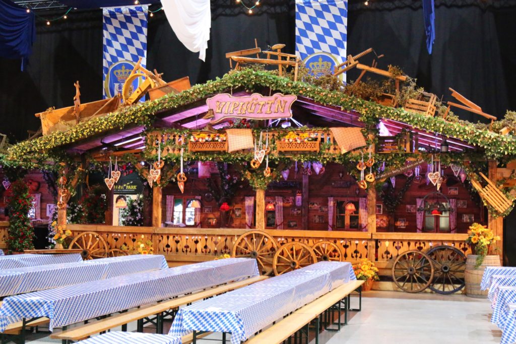 Das „Wiesn-Schickeria-Ticket“ beinhaltet Getränke sowie ein 4-Gänge-Menü.