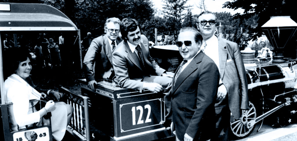 Roland Mack entouré des invités lors de l’inauguration du parc le 12 juillet 1975