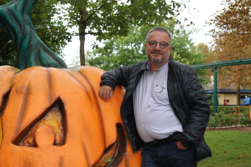 Dekorateur Klemens Hedrich koordiniert den Aufbau der über 150 Halloweenfiguren