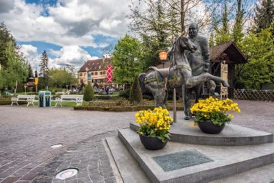La statue de Franz Mack vous accueille dès votre arrivée dans le quartier allemand.