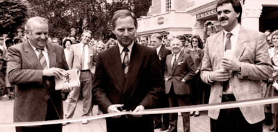 Roland et Franz Mack en compagnie de Wolfgang Schäuble, homme d’État allemand, lors de l’inauguration de l’attraction originale des Pirates de Batavia en 1987.