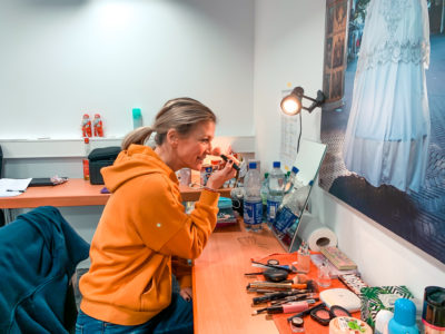 Entre le maquillage et l'habillage, Virginie s'éclate !