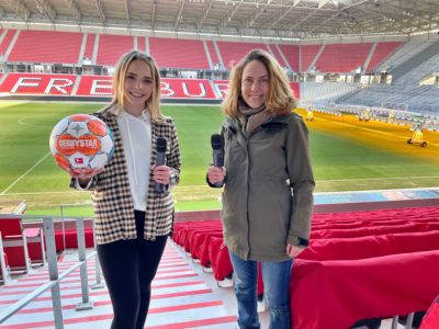 Tanja Schiffers (l.) und Iris Huber (r.) bei den Aufnahmen zur Podcast Folge "Was zum Kuckuck ist das Europa-Park Stadion?!"