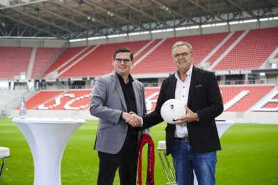 SC Freiburg Vorstandsmitglied Oliver Leki (l.) und Roland Mack (r.), Inhaber des Europa-Park, bei der Pressekonferenz zum Stadion