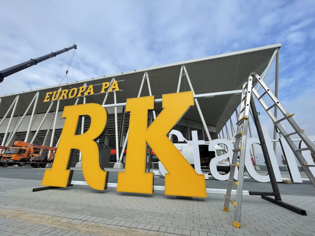 40 Meter breit und 3 Meter hoch: Der Schriftzug des Europa-Park Stadions