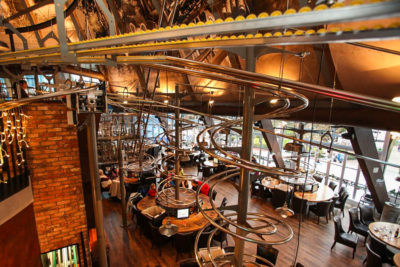 Des plats aux visiteurs, tout le monde s'y amuse !