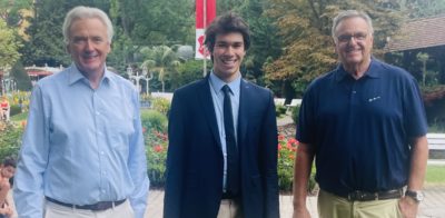 Can est fier d'avoir fait découvrir ses créations à Jürgen (à gauche) et Roland (à droite) Mack.