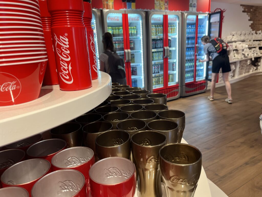 Retrouvez vos boissons favorites au « Coca-Cola Fan-Shop »