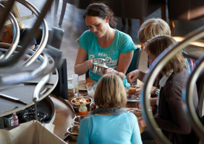 Les plats arrivent dans de petites cassolettes après avoir dévalé les rails !