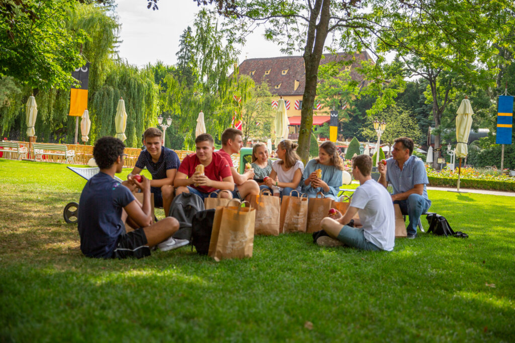 Des aires pique-nique se trouvent dans le parc.