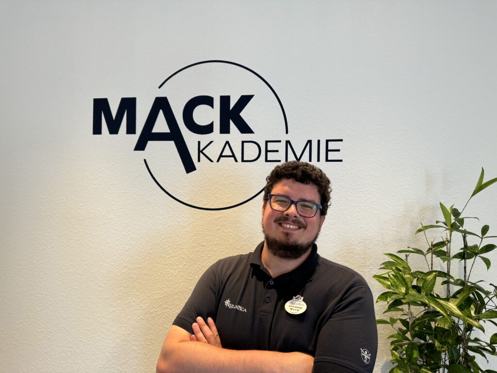 Au sein de la MACK Akademie, Antoine va former les nouvelles recrues sur le travail à Rulantica.