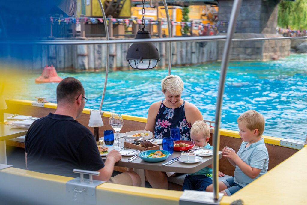 Manger dans le bateau rend l'expérience encore plus fun !