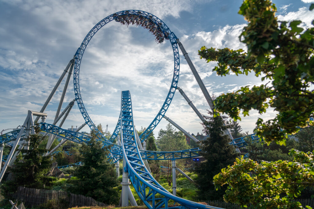 Depuis 2009, le blue fire Megacoaster fait tourner la tête des visiteurs