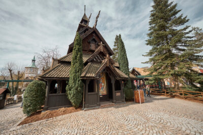 L'église "Stabkirche" située à Europa-Park, à côté du Fjord-Rafting et du bateau-balançoire Vindjammer.