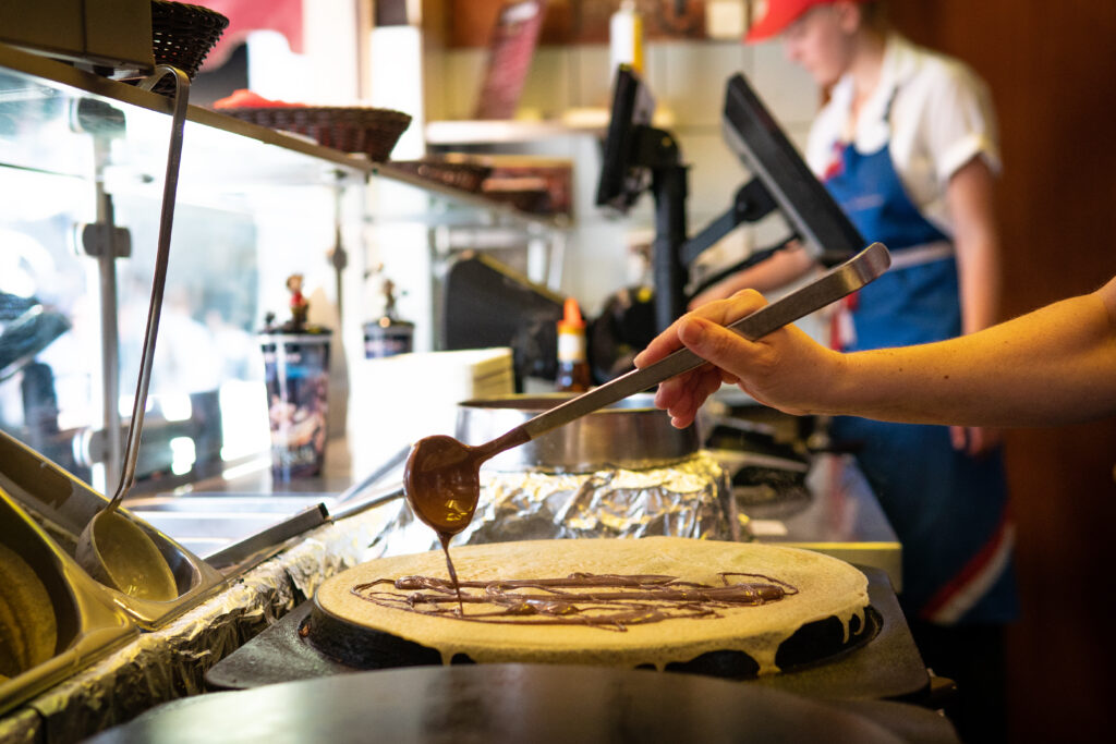 Une crêpe toute chaude, sublimée d’une touche de crème chocolatée.