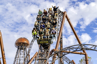 Mit 1.385 Metern ist Voltron Nevera powered by Rimac die bisher längste Achterbahn des Europa-Park. Mit sieben Inversionen, vier Launches und 2,2 Sekunden Schwerelosigkeit bricht sie auchweitere Rekorde.