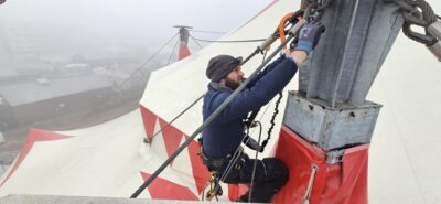 Julien, en train de changer des cordes sur le chapiteau du cirque