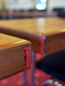 Chaque table et chaque chaise est équipée d’un code-barres unique, enregistré dans un logiciel interne.