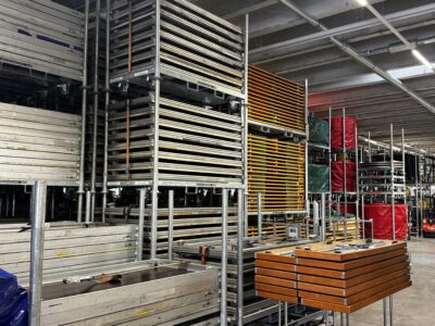 Son & lumières ainsi que tout le mobilier se trouvent dans le même entrepôt.