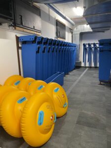 Les bouées et tapis présentant des signes d’usure importants sont rapidement retirés, puis réparés ou remplacés par des neufs.