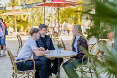 Profiter du soleil sur la terrasse du Café de Paris, dans le quartier thématique Monaco