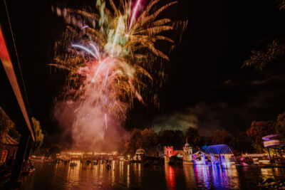 Un magnifique feux d'artifice au dessus du lac de Josephina et son voyage magique. 