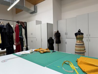 La partie découpe de l'atelier costumes d'Europa-Park. 