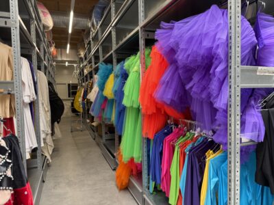Une partie de la réserve des costumes du parc. 