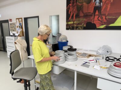 Nadine en pleine confection de nouvelles bottes pour la mascotte Ed.